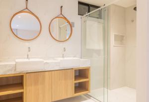 Vonios kambarys apgyvendinimo įstaigoje Acqua Residences Luxury Collection