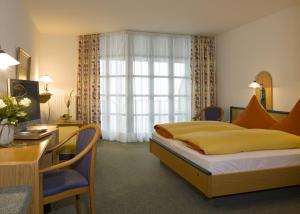Un pat sau paturi într-o cameră la Hotel Landgasthof Hohenauer Hof