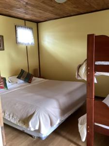 1 dormitorio con litera y escalera en Cabaña la Solar., en Frutillar
