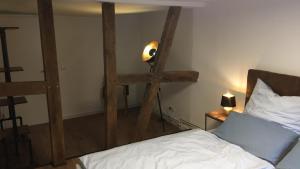 een slaapkamer met een bed en een lamp aan een muur bij Bauernhaus zwischen Rheingau und dem Taunus in Schlangenbad