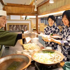 Eine Gruppe von Frauen, die in einer Küche Essen zubereiten in der Unterkunft Kyukamura Oku-Daisen in Daisen