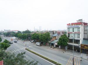 uma vista para uma rua da cidade com carros e edifícios em Lam Dat Hotel em Ninh Binh