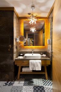 Erciyes的住宿－Magna Pivot，一间带水槽和镜子的浴室