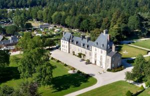 una vista aérea de un gran castillo con árboles en Dôme Paradise by Home From Home, en Dol-de-Bretagne