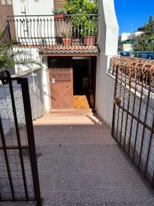brama do budynku z balkonem i drzwiami w obiekcie Casa Spaziosa: Adelfia w mieście Adelfia