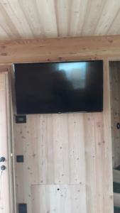 Una televisión o centro de entretenimiento en Chalet Silvesterhütte