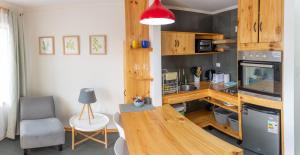 A kitchen or kitchenette at Natagonia Apartments