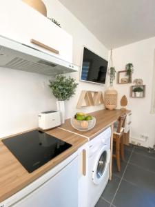 a kitchen with a washer and dryer on a counter at Studio 24m² Montpellier - Hôpitaux facultés Centre in Montpellier