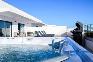 Aqua Apartments Bellamar, Marbella内部或周边的泳池