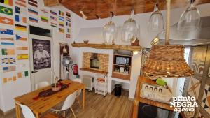 Alojamento Ponta Negra في Biscoitos: مطبخ مع طاولة وغرفة طعام