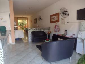 sala de estar con chimenea y cocina en Avenida Plaza Hotel, en Pindamonhangaba