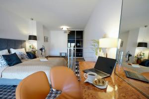 Posteľ alebo postele v izbe v ubytovaní 411 w ROYAL TULIP SAND 200 m od plaży DOBRUK APARTAMENTY w hotelu 5 gwiazdkowym