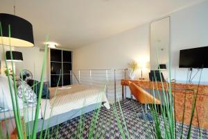 Posteľ alebo postele v izbe v ubytovaní 411 w ROYAL TULIP SAND 200 m od plaży DOBRUK APARTAMENTY w hotelu 5 gwiazdkowym