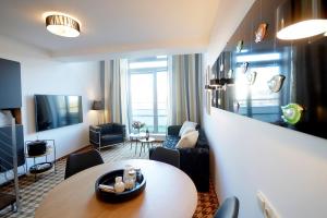 Televízia a/alebo spoločenská miestnosť v ubytovaní 411 w ROYAL TULIP SAND 200 m od plaży DOBRUK APARTAMENTY w hotelu 5 gwiazdkowym