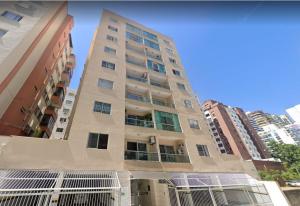 een hoog gebouw met ramen in een stad bij Apartamento 604 - Centro BC - Vista Mar in Balneário Camboriú