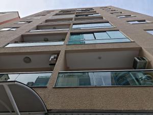 een hoog gebouw met ramen aan de zijkant bij Apartamento 604 - Centro BC - Vista Mar in Balneário Camboriú