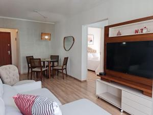 een woonkamer met een grote flatscreen-tv bij Apartamento 604 - Centro BC - Vista Mar in Balneário Camboriú