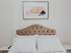 1 dormitorio con 1 cama con cabecero marrón en Apartamento 604 - Centro BC - Vista Mar, en Balneário Camboriú