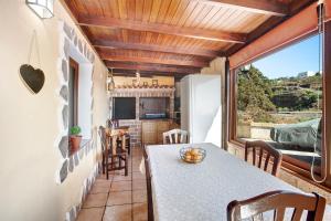 uma cozinha e sala de jantar com mesa e cadeiras em Casa el Parral em Vilaflor
