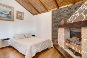 um quarto com uma cama e uma lareira em Casa el Parral em Vilaflor