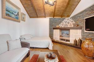 sala de estar con cama y chimenea en Casa el Parral en Vilaflor