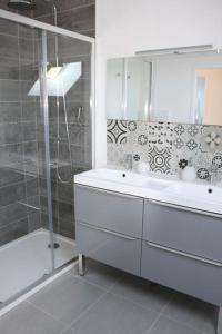 Ένα μπάνιο στο T4 Meublé de 105m2 axe Annecy-Geneve