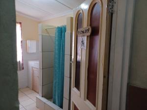 Machadodorp的住宿－KHAYA LANGA Guest House & Contractors Accommodation，客房设有带蓝色窗帘的浴室。