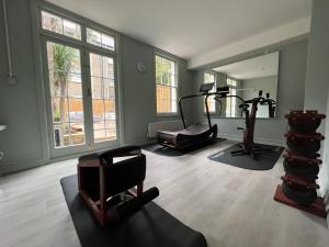 een fitnessruimte met loopbanden en hometrainers in een kamer bij Swinton Hotel in Londen