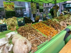 een markt met veel verschillende soorten groenten te zien bij Charmantes Wiener Jugendstilhaus kostenloses WLAN in Wenen