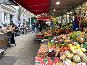 een markt met een heleboel groenten en fruit te zien bij Charmantes Wiener Jugendstilhaus kostenloses WLAN in Wenen