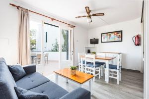 - un salon avec un canapé et une table dans l'établissement Apartamentos Alta Galdana, à Cala Galdana