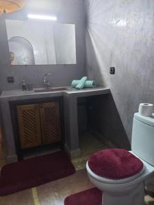 uma casa de banho com um lavatório e um WC em Riad dar Karam em Marrakech