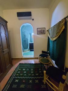 Postel nebo postele na pokoji v ubytování Riad dar Karam