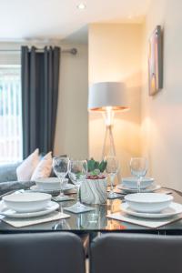 uma mesa de jantar com pratos e copos em Apartment 8 em Worksop
