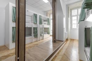 einen Spiegel in einem Zimmer mit Etagenbetten in der Unterkunft In Town hostel in Lwiw