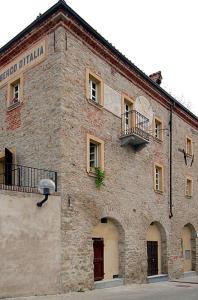 duży ceglany budynek z napisem w obiekcie Dimora Storico Romantica Il Sole E La Luna w mieście Cerretto Langhe