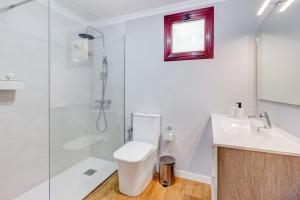 y baño con ducha, aseo y lavamanos. en Acogedor apartamento en Alcalá - By Feel your holidays en Alcalá