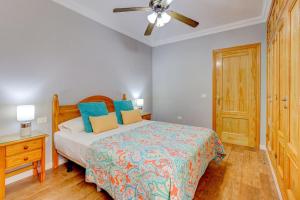 a bedroom with a bed and a ceiling fan at Acogedor apartamento en Alcalá - By Feel your holidays in Alcalá