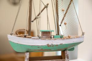 オンフルールにあるCOTE PECHEUR Honfleurの台上船模型