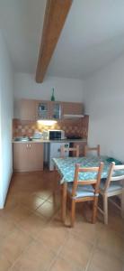 eine Küche mit einem Tisch und Stühlen im Zimmer in der Unterkunft Apartments Anna in Černý Důl