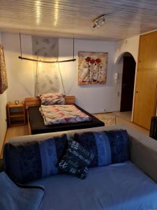 ein Wohnzimmer mit 2 Betten und einem Sofa in der Unterkunft Fels und Seen Land in Ludwigswinkel