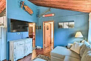 salon z niebieskimi ścianami i kanapą w obiekcie Cozy Catskills Escape, 3 Mi to Plattekill Mtn w mieście Roxbury