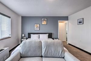 Tempat tidur dalam kamar di Airy Studio Situated in the Coosa River Area!