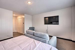1 dormitorio con 1 cama y TV en la pared en Airy Studio Situated in the Coosa River Area!, en Gadsden