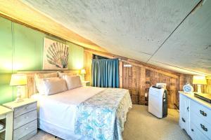 1 dormitorio con 1 cama grande en una habitación en Coastal Perry Cottage about 2 Mi to Boat Ramp!, en Perry