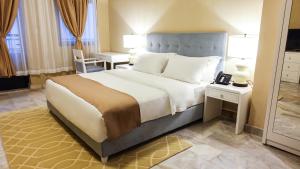 Un pat sau paturi într-o cameră la Sunset Inn