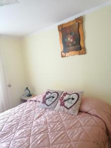 恩納的住宿－Apartment Maria，一间卧室配有一张带两个枕头的床