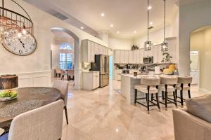 Nhà bếp/bếp nhỏ tại Pet-Friendly Resort Home Private Pool and Spa!