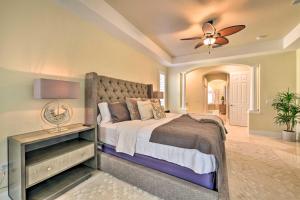 Giường trong phòng chung tại Pet-Friendly Resort Home Private Pool and Spa! +36 ảnh