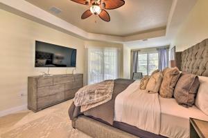 TV/trung tâm giải trí tại Pet-Friendly Resort Home Private Pool and Spa!